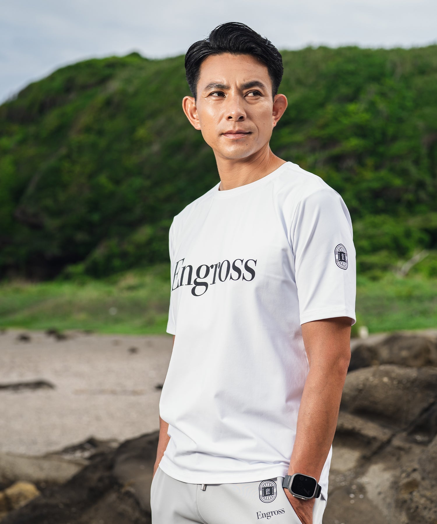 【機能美と躍動感】Double Logo T-shirtが導く、大人のアスレジャースタイル