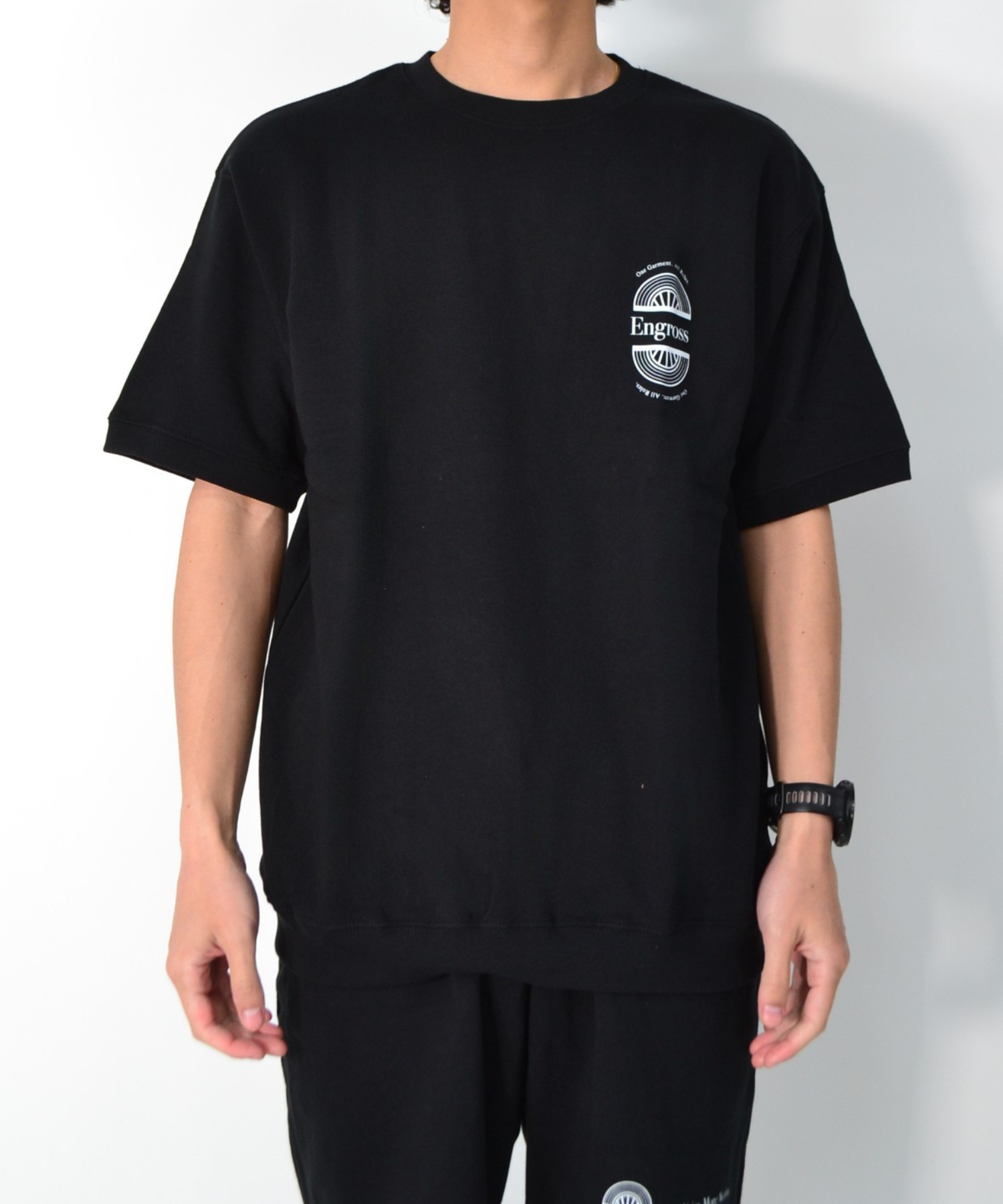 アスレジャーブランド Engross（エングロス）のSweat Short Sleeve（スウェットショートスリーブ）ブラック モデル着用イメージ