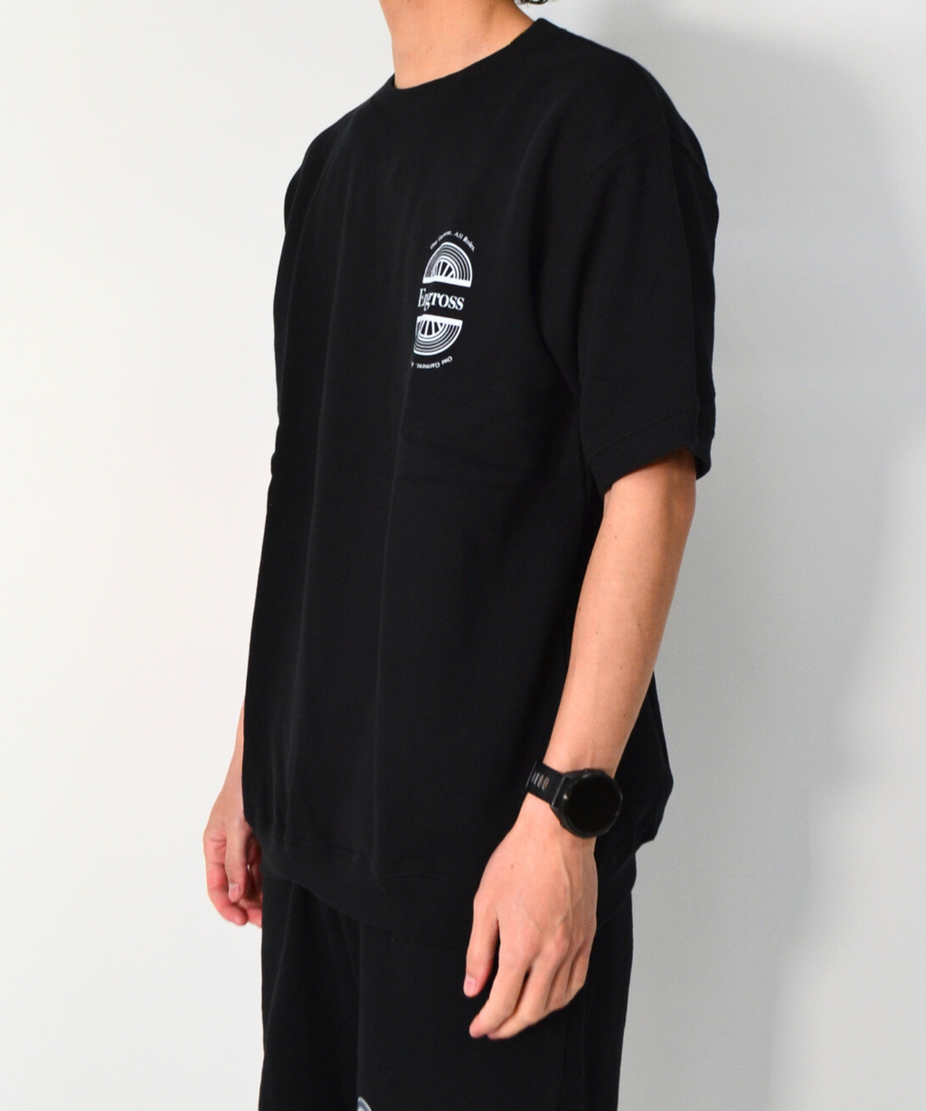 アスレジャーブランド Engross（エングロス）のSweat Short Sleeve（スウェットショートスリーブ）ブラック モデル着用イメージ