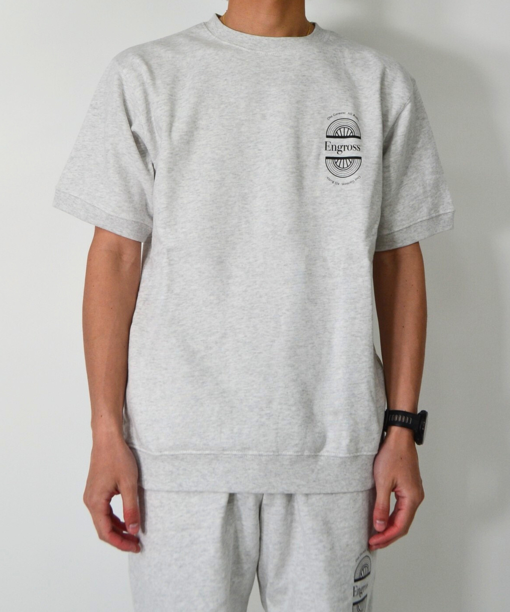 アスレジャーブランド Engross（エングロス）のSweat Short Sleeve（スウェットショートスリーブ）グレー モデル着用イメージ