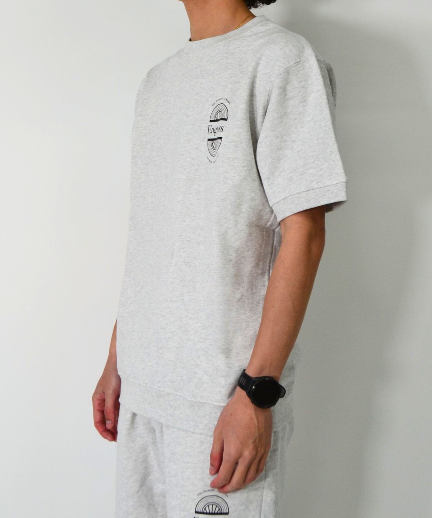 アスレジャーブランド Engross（エングロス）のSweat Short Sleeve（スウェットショートスリーブ）グレー モデル着用イメージ