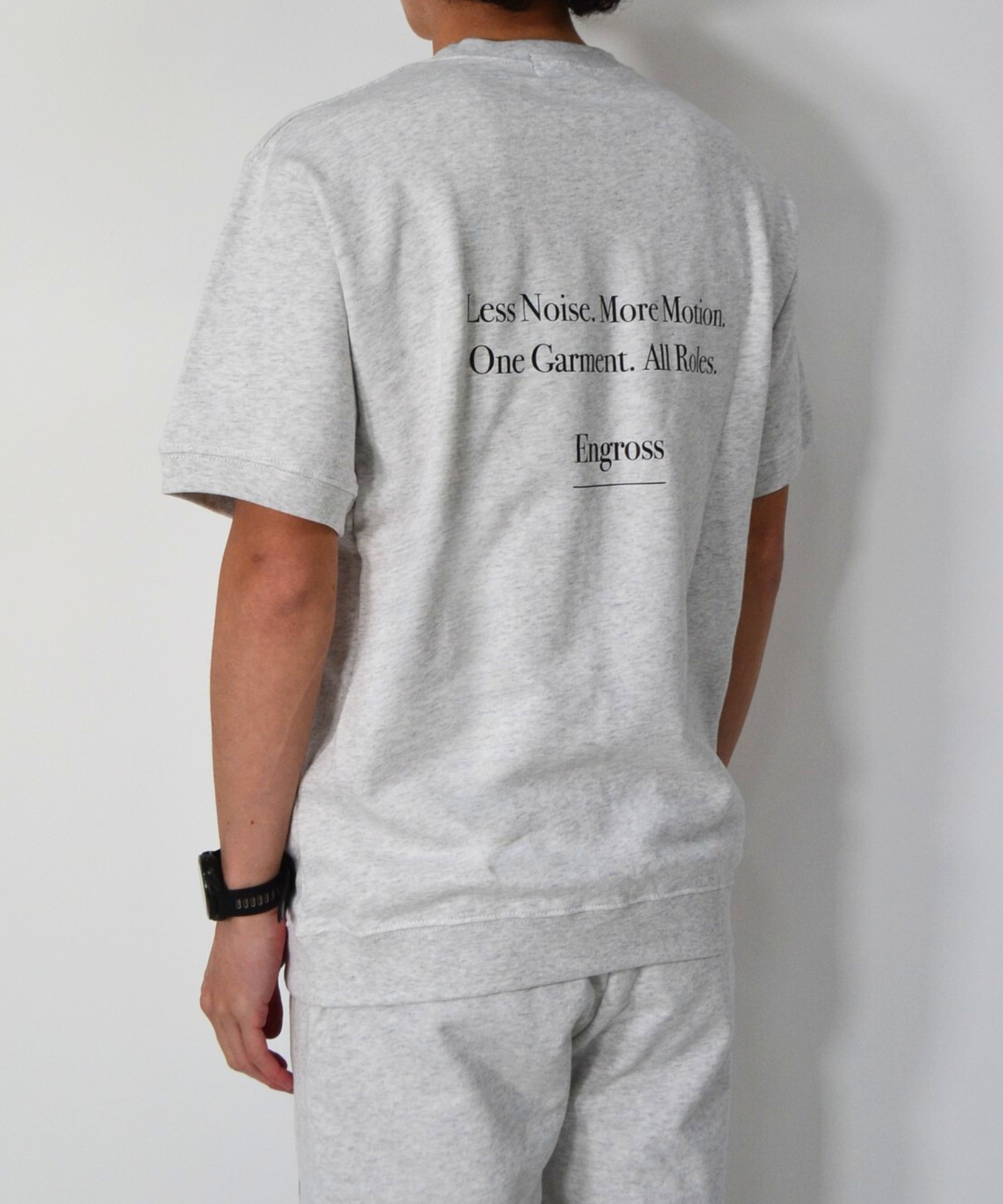 アスレジャーブランド Engross（エングロス）のSweat Short Sleeve（スウェットショートスリーブ）グレー モデル着用イメージ