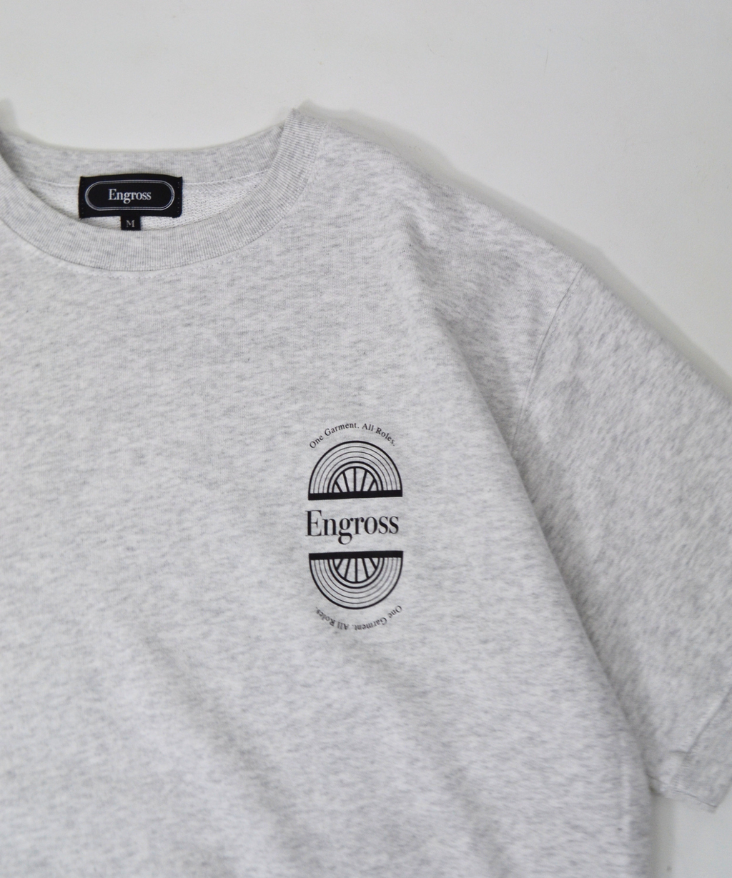 アスレジャーブランド Engross（エングロス）のSweat Short Sleeve（スウェットショートスリーブ）グレー 置き画像 ロゴ