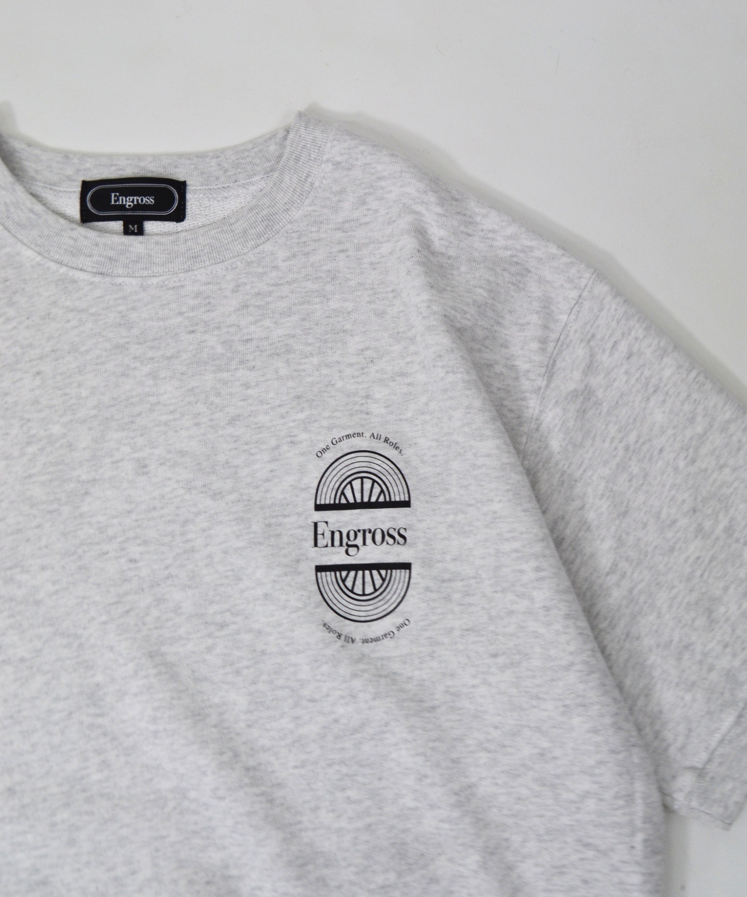 アスレジャーブランド Engross（エングロス）のSweat Short Sleeve（スウェットショートスリーブ）グレー 置き画像 ロゴ
