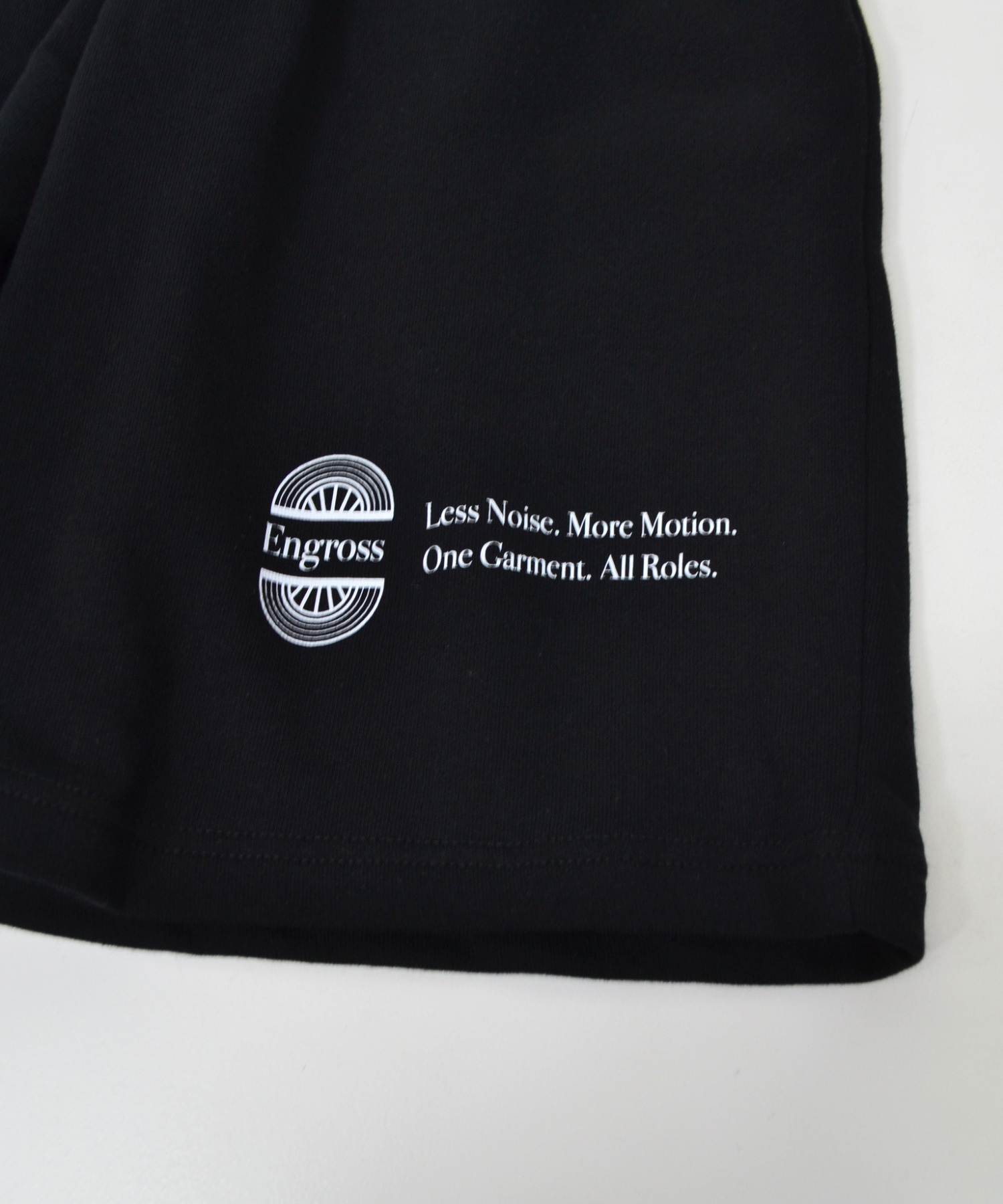 アスレジャーブランド Engross（エングロス）のSweat Shorts（スウェットショーツ）ブラック 平置き画像 ロゴ
