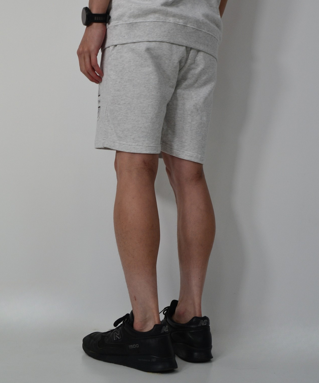アスレジャーブランド Engross（エングロス）のSweat Shorts（スウェットショーツ）グレー モデル着用イメージ