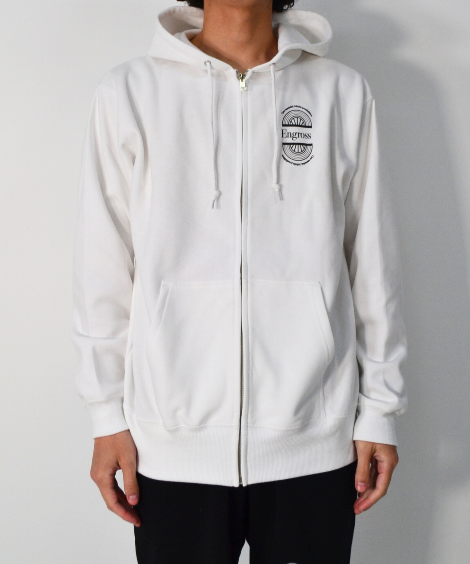アスレジャーブランド Engross（エングロス）のQuick-Dry Zip Hoodie（クイックドライフーディー）ホワイト モデル着用イメージ
