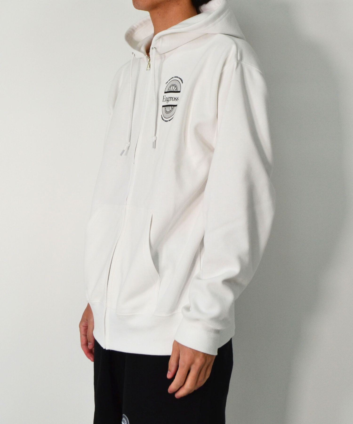 アスレジャーブランド Engross（エングロス）のQuick-Dry Zip Hoodie（クイックドライフーディー）ホワイト モデル着用イメージ