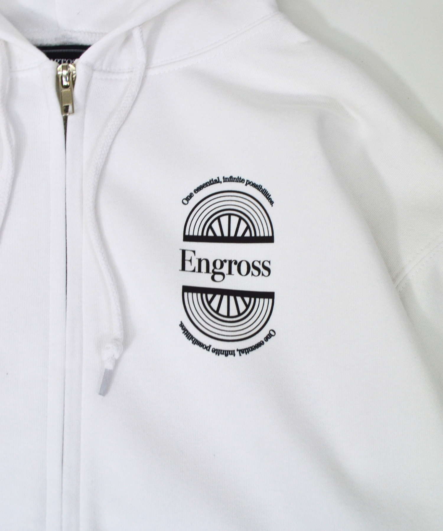 アスレジャーブランド Engross（エングロス）のQuick-Dry Zip Hoodie（クイックドライフーディー）ホワイト ロゴ