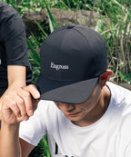 アスレジャーブランド Engross（エングロス）のFLEXFIT DELTA Logo Embroidery Cap（ロゴ刺繍キャップ）ブラック モデル着用イメージ
