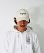 アスレジャーブランド Engross（エングロス）のSporty Logo Cap（スポーティーロゴキャップ）オフホワイト モデル着用イメージ