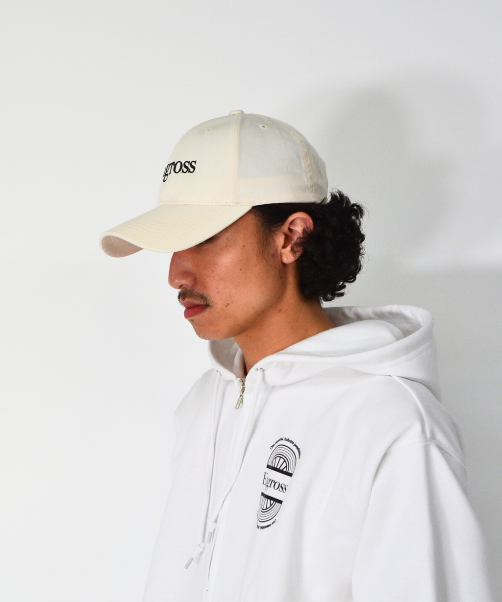 アスレジャーブランド Engross（エングロス）のSporty Logo Cap（スポーティーロゴキャップ）オフホワイト モデル着用イメージ