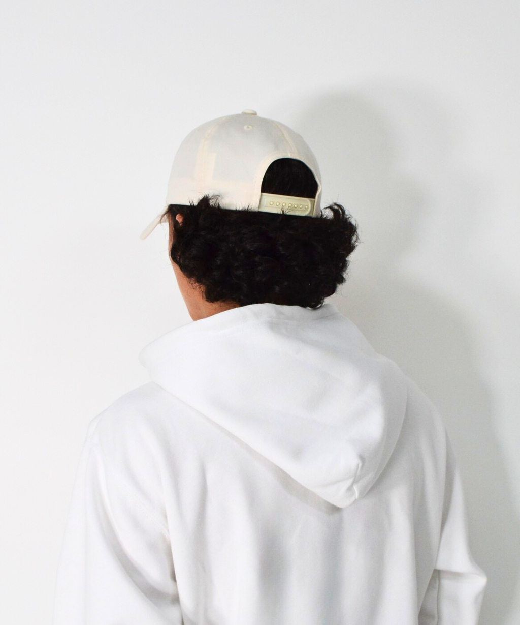 アスレジャーブランド Engross（エングロス）のSporty Logo Cap（スポーティーロゴキャップ）オフホワイト モデル着用イメージ