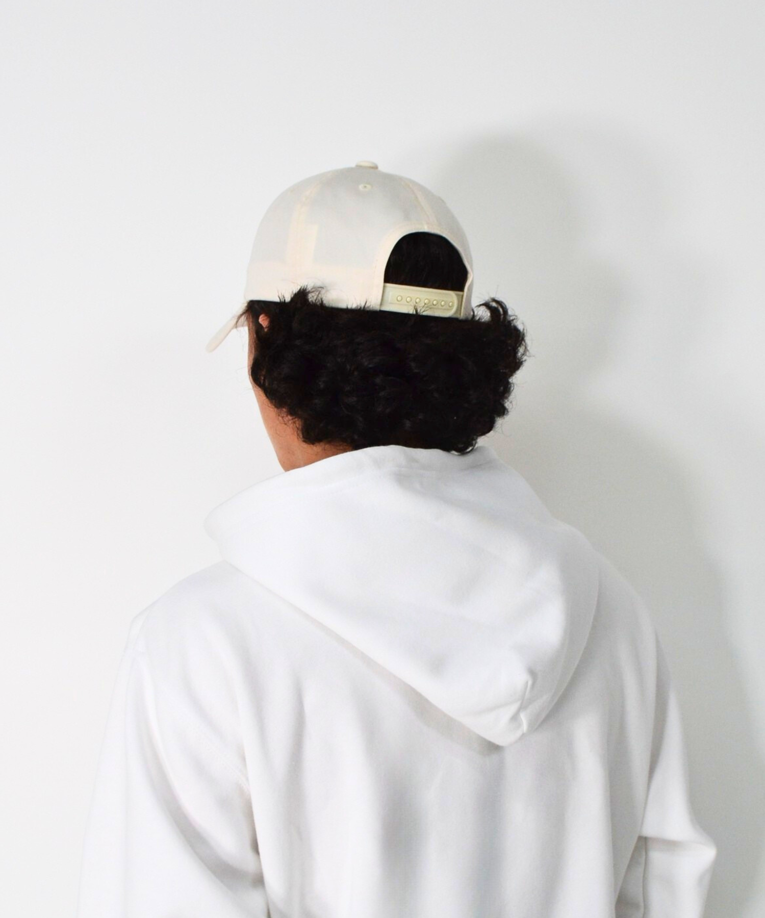 アスレジャーブランド Engross（エングロス）のSporty Logo Cap（スポーティーロゴキャップ）オフホワイト モデル着用イメージ