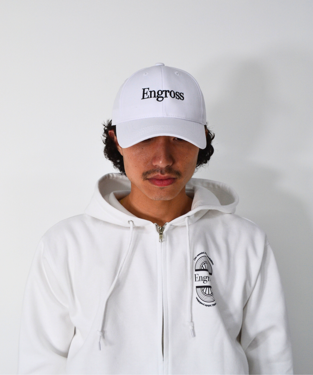 アスレジャーブランド Engross（エングロス）のSporty Logo Cap（スポーティーロゴキャップ）ホワイト モデル着用イメージ