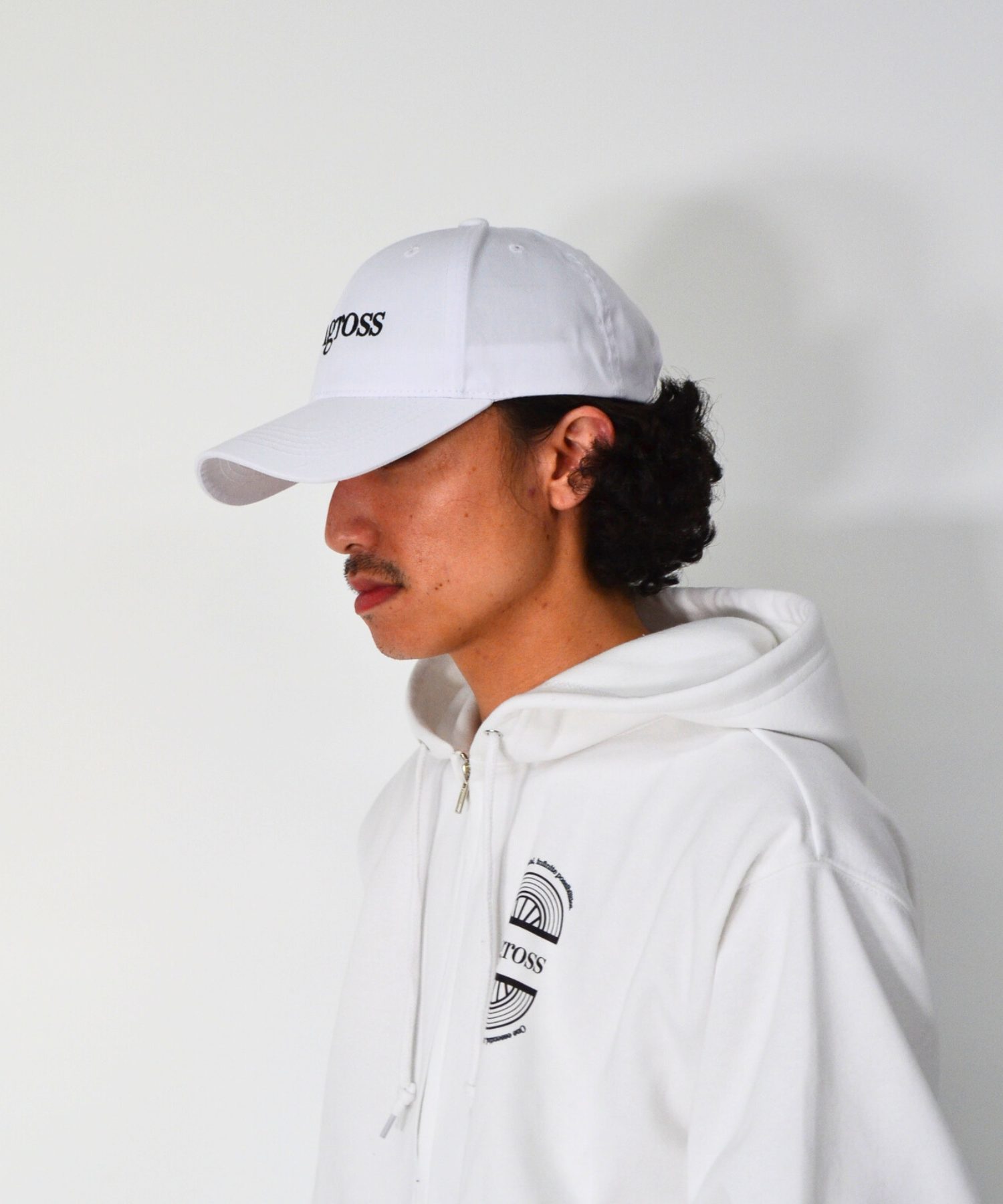 アスレジャーブランド Engross（エングロス）のSporty Logo Cap（スポーティーロゴキャップ）ホワイト モデル着用イメージ