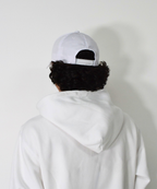 アスレジャーブランド Engross（エングロス）のSporty Logo Cap（スポーティーロゴキャップ）ホワイト モデル着用イメージ