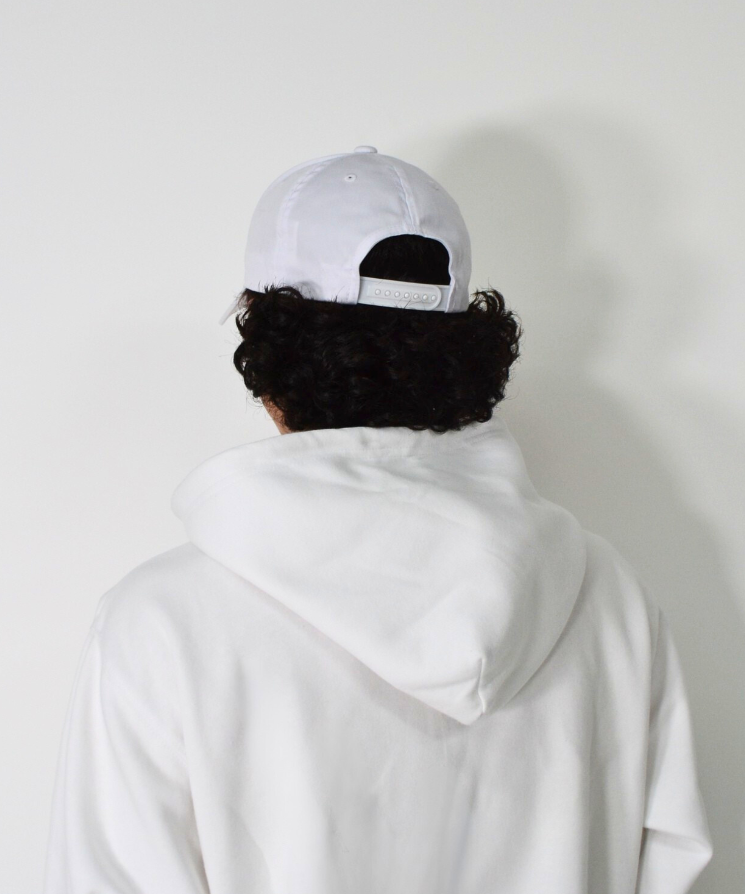 アスレジャーブランド Engross（エングロス）のSporty Logo Cap（スポーティーロゴキャップ）ホワイト モデル着用イメージ