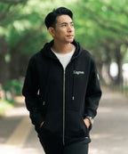 アスレジャーブランド Engross（エングロス）のMidweight Zip Up Hoodie（ミッドウェイトジップアップパーカー）ブラック モデル着用イメージ