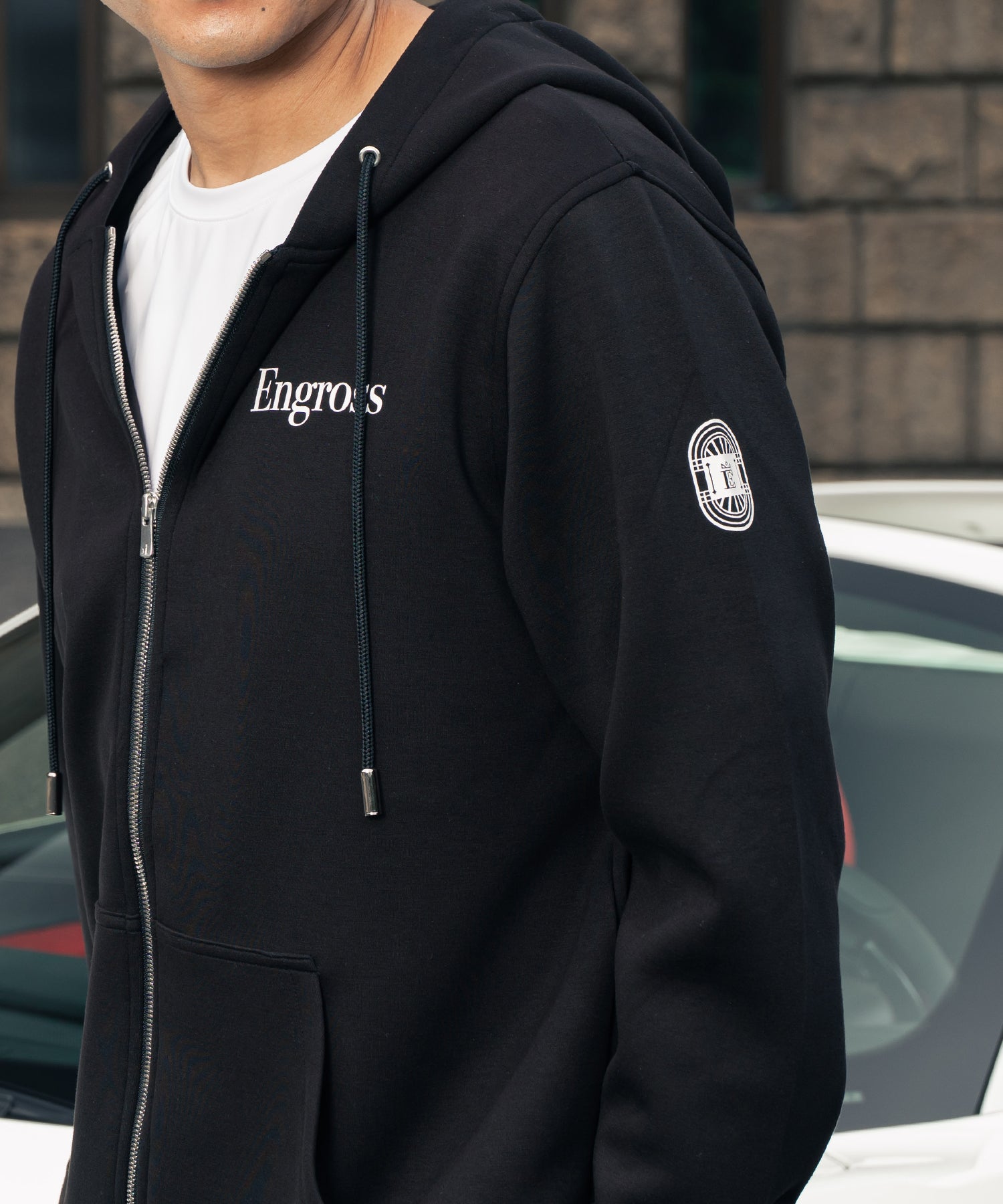アスレジャーブランド Engross（エングロス）のMidweight Zip Up Hoodie（ミッドウェイトジップアップパーカー）ブラック モデル着用イメージ