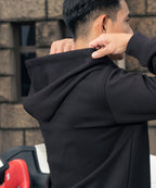 アスレジャーブランド Engross（エングロス）のMidweight Zip Up Hoodie（ミッドウェイトジップアップパーカー）ブラック モデル着用イメージ