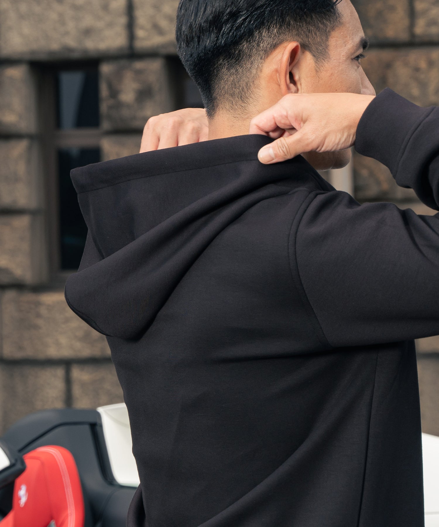 アスレジャーブランド Engross（エングロス）のMidweight Zip Up Hoodie（ミッドウェイトジップアップパーカー）ブラック モデル着用イメージ