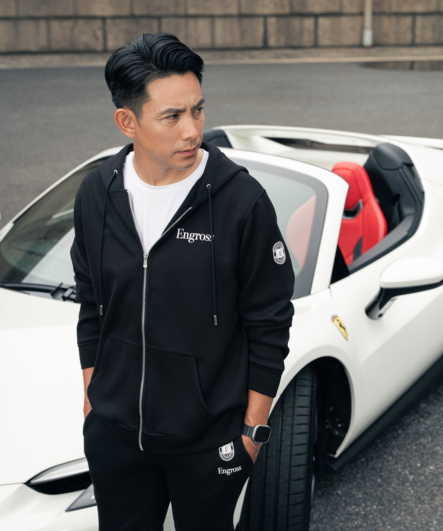 アスレジャーブランド Engross（エングロス）のMidweight Zip Up Hoodie（ミッドウェイトジップアップパーカー）ブラック モデル着用イメージ