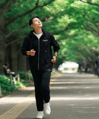 アスレジャーブランド Engross（エングロス）のMidweight Zip Up Hoodie（ミッドウェイトジップアップパーカー）ブラック モデル着用イメージ