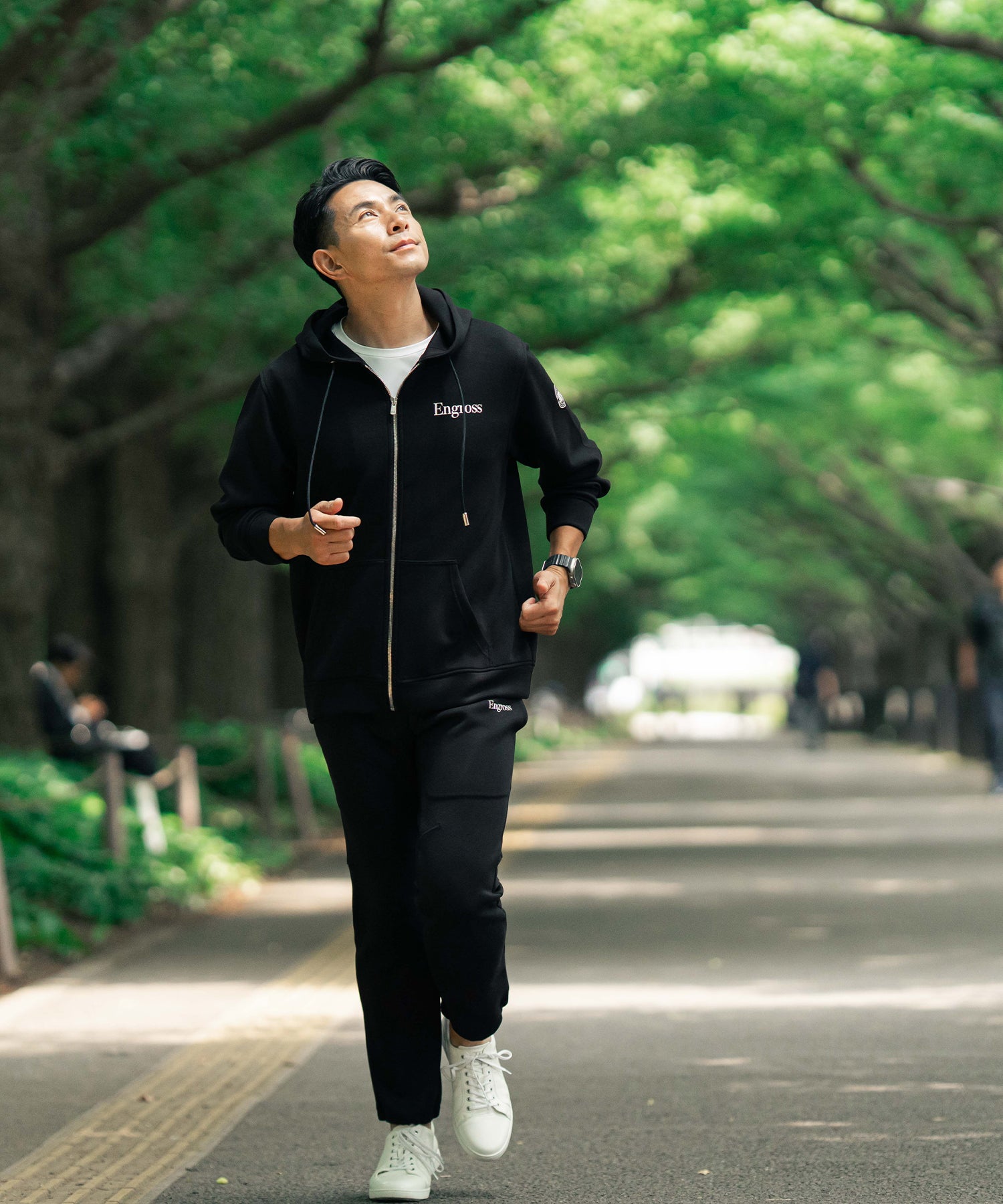 アスレジャーブランド Engross（エングロス）のMidweight Zip Up Hoodie（ミッドウェイトジップアップパーカー）ブラック モデル着用イメージ