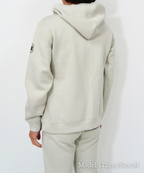 アスレジャーブランド Engross（エングロス）のMidweight Zip Up Hoodie（ミッドウェイトジップアップパーカー）グレー モデル着用イメージ