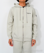 アスレジャーブランド Engross（エングロス）のMidweight Zip Up Hoodie（ミッドウェイトジップアップパーカー）グレー モデル着用イメージ