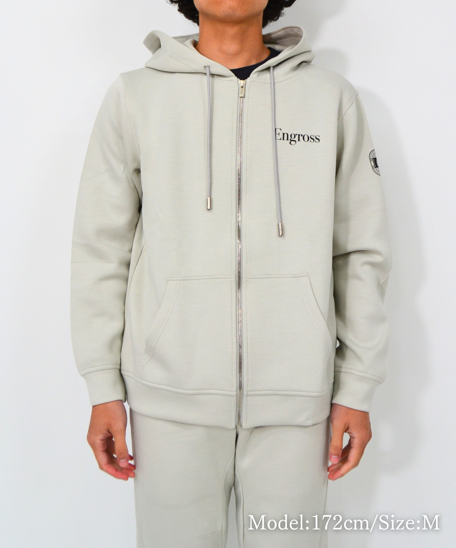 アスレジャーブランド Engross（エングロス）のMidweight Zip Up Hoodie（ミッドウェイトジップアップパーカー）グレー モデル着用イメージ