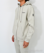 アスレジャーブランド Engross（エングロス）のMidweight Zip Up Hoodie（ミッドウェイトジップアップパーカー）グレー モデル着用イメージ
