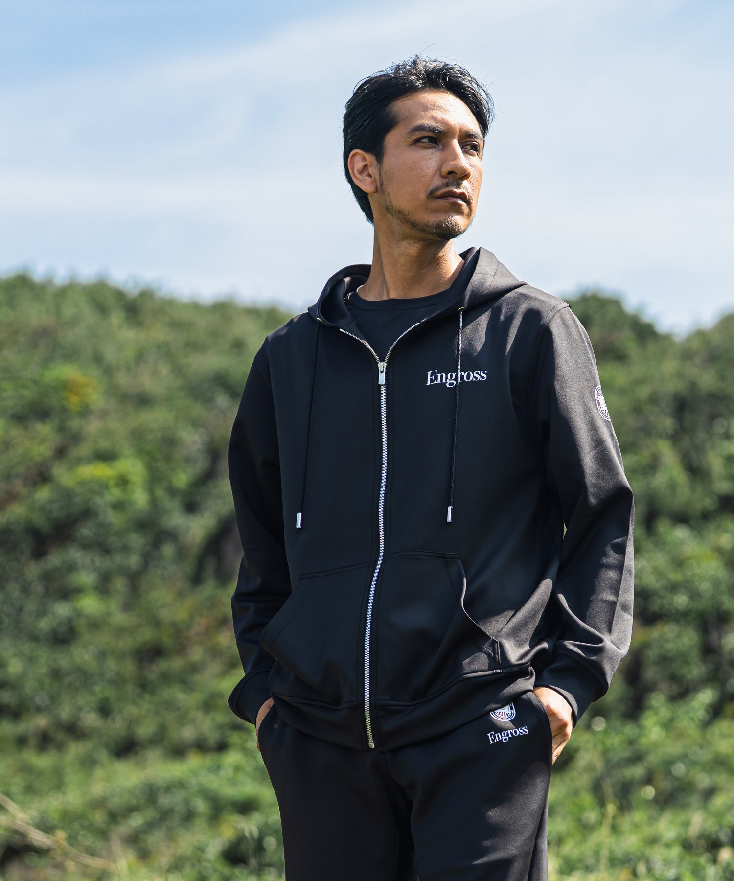 アスレジャーブランド Engross（エングロス）のLightweight Zip Up Hoodie（ライトウェイトジップアップパーカー）ブラック モデル着用イメージ