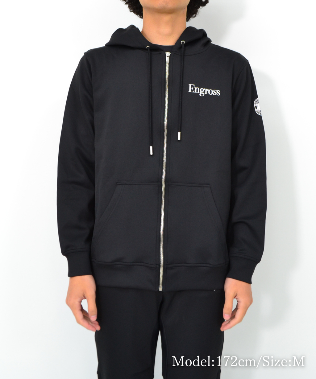 アスレジャーブランド Engross（エングロス）のLightweight Zip Up Hoodie（ライトウェイトジップアップパーカー）ブラック モデル着用イメージ