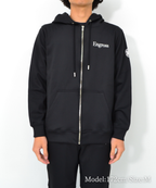 アスレジャーブランド Engross（エングロス）のLightweight Zip Up Hoodie（ライトウェイトジップアップパーカー）ブラック モデル着用イメージ