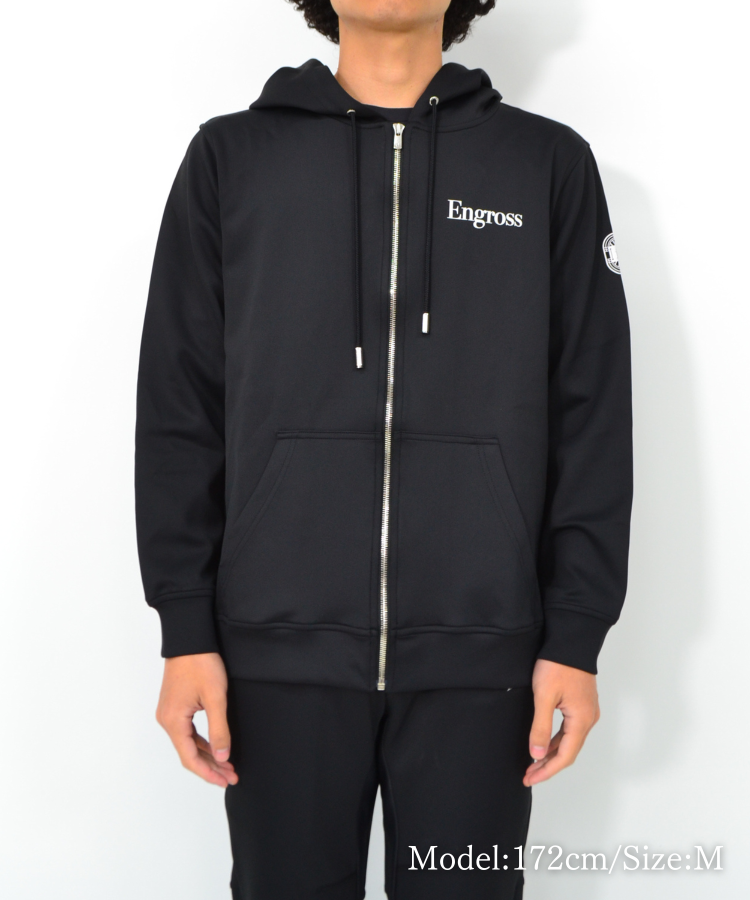 アスレジャーブランド Engross（エングロス）のLightweight Zip Up Hoodie（ライトウェイトジップアップパーカー）ブラック モデル着用イメージ