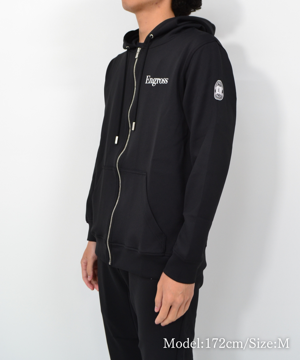 アスレジャーブランド Engross（エングロス）のLightweight Zip Up Hoodie（ライトウェイトジップアップパーカー）ブラック モデル着用イメージ