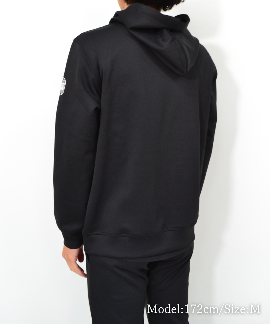 アスレジャーブランド Engross（エングロス）のLightweight Zip Up Hoodie（ライトウェイトジップアップパーカー）ブラック モデル着用イメージ