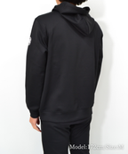 アスレジャーブランド Engross（エングロス）のLightweight Zip Up Hoodie（ライトウェイトジップアップパーカー）ブラック モデル着用イメージ