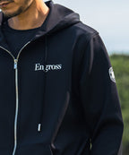アスレジャーブランド Engross（エングロス）のLightweight Zip Up Hoodie（ライトウェイトジップアップパーカー）ブラック モデル着用イメージ