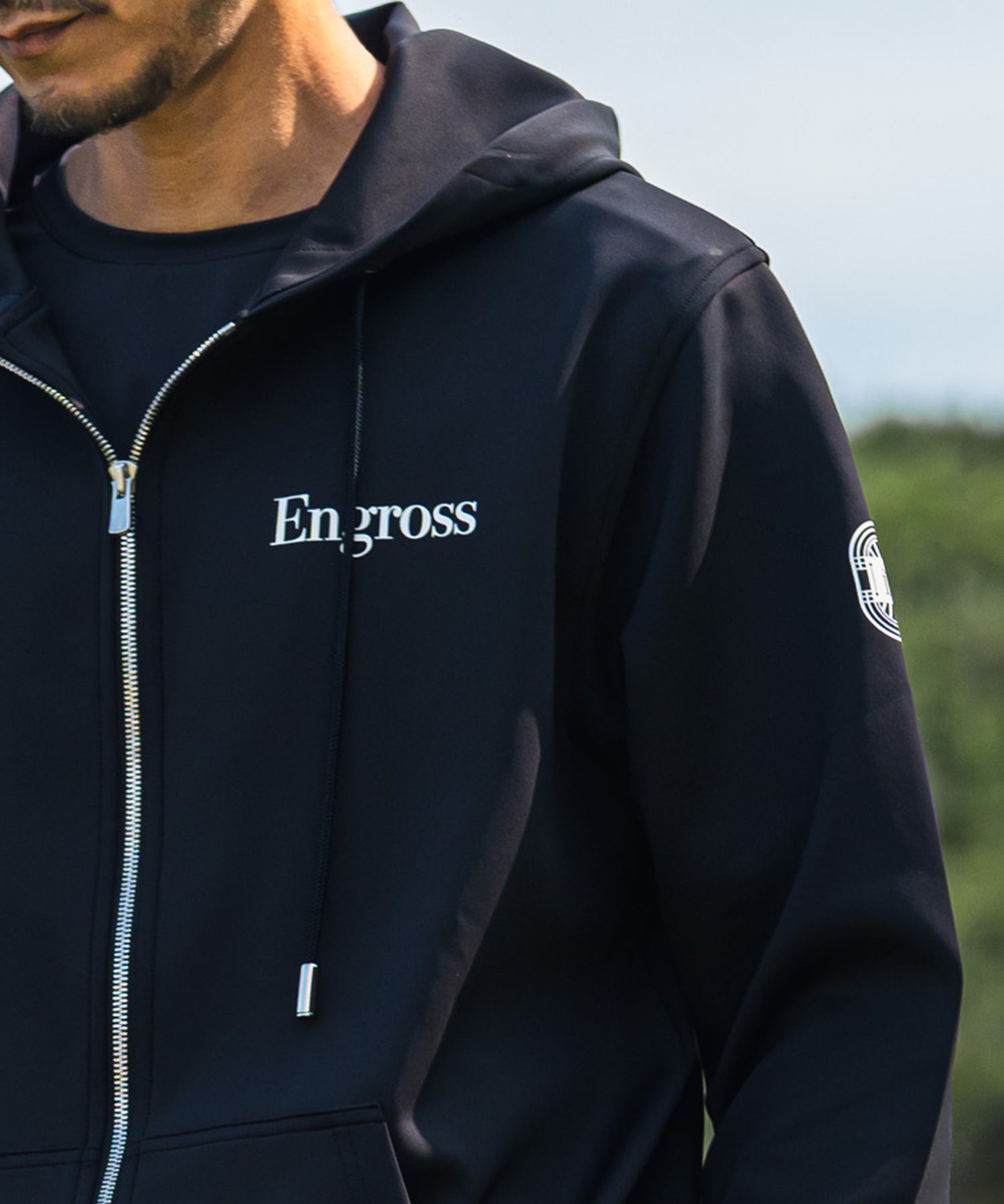 アスレジャーブランド Engross（エングロス）のLightweight Zip Up Hoodie（ライトウェイトジップアップパーカー）ブラック モデル着用イメージ