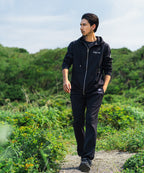 アスレジャーブランド Engross（エングロス）のLightweight Zip Up Hoodie（ライトウェイトジップアップパーカー）ブラック モデル着用イメージ
