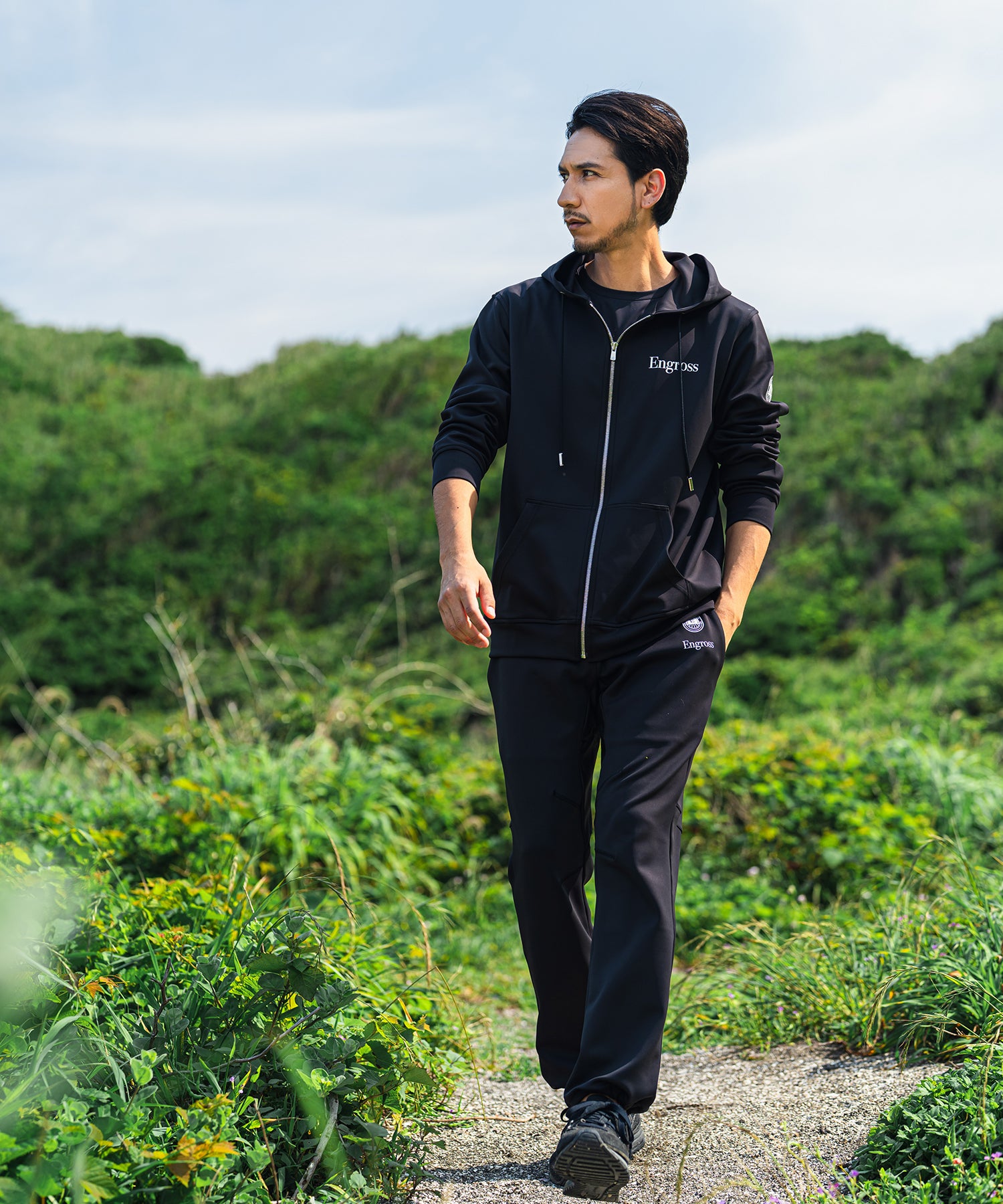 アスレジャーブランド Engross（エングロス）のLightweight Zip Up Hoodie（ライトウェイトジップアップパーカー）ブラック モデル着用イメージ