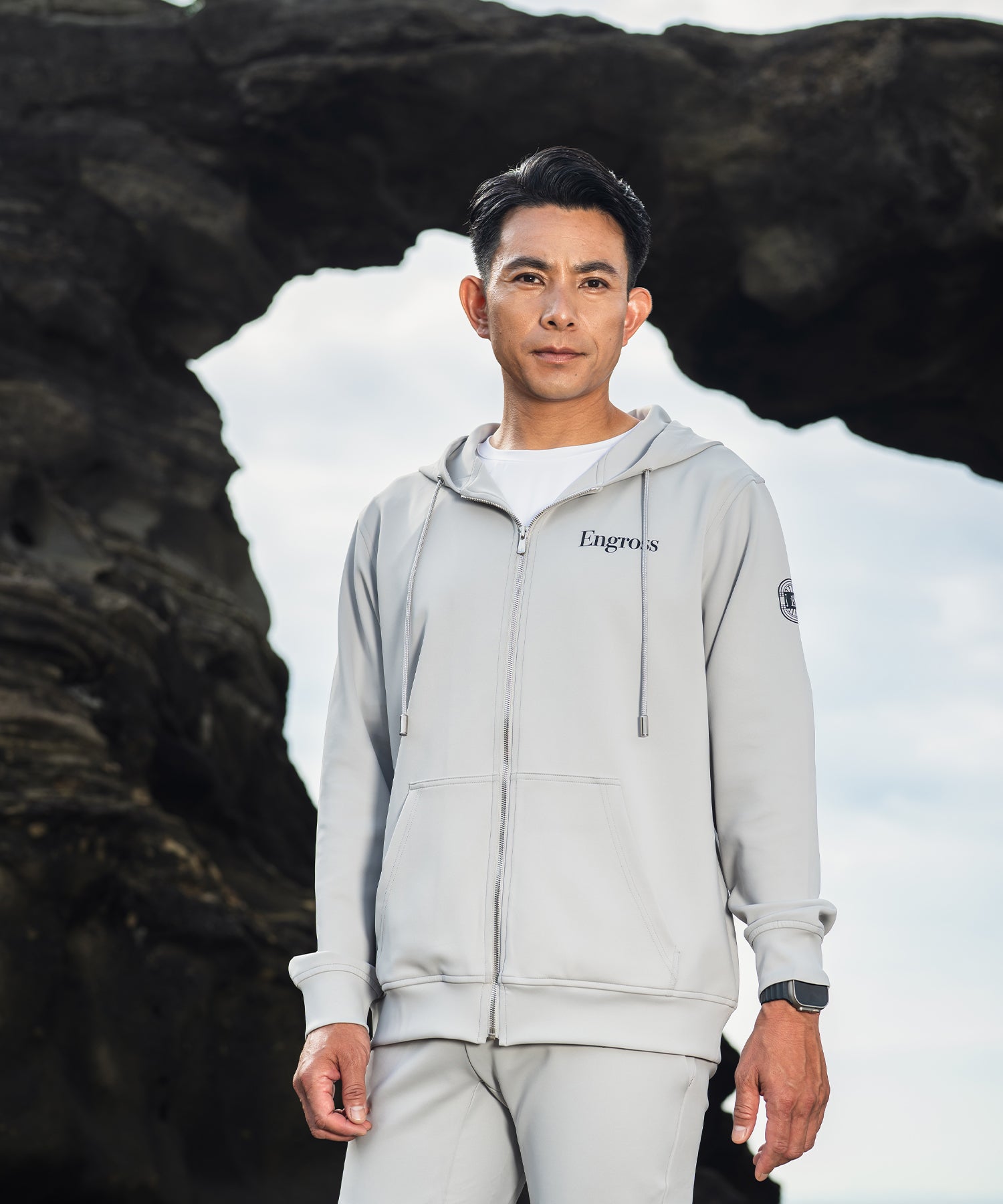 アスレジャーブランド Engross（エングロス）のLightweight Zip Up Hoodie（ライトウェイトジップアップパーカー）グレー モデル着用イメージ
