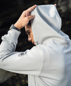 アスレジャーブランド Engross（エングロス）のLightweight Zip Up Hoodie（ライトウェイトジップアップパーカー）グレー モデル着用イメージ