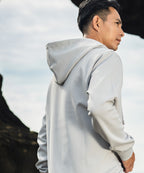アスレジャーブランド Engross（エングロス）のLightweight Zip Up Hoodie（ライトウェイトジップアップパーカー）グレー モデル着用イメージ