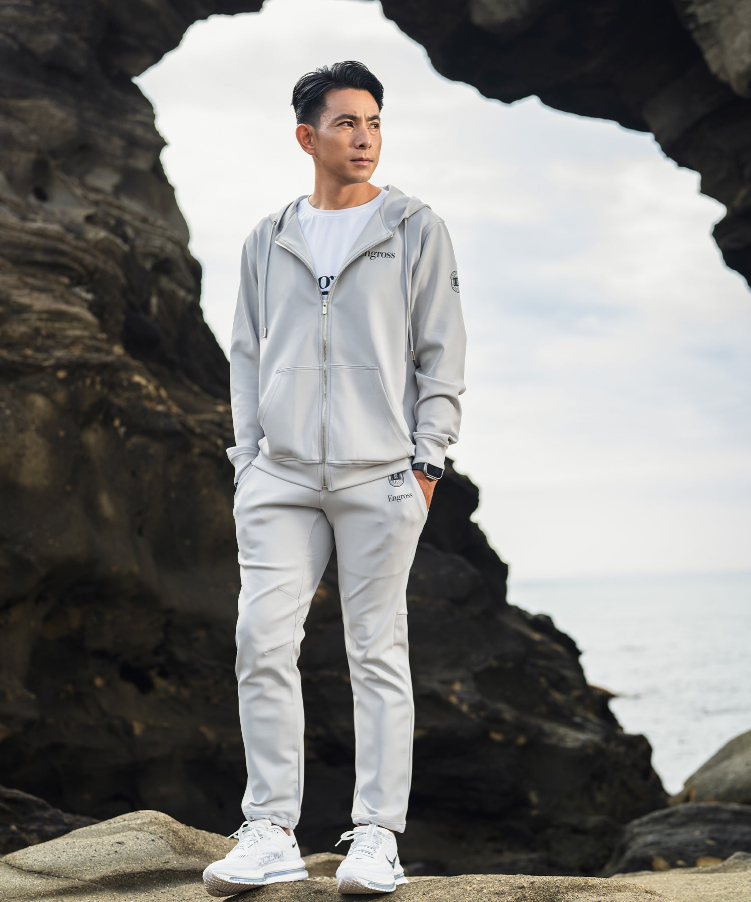 アスレジャーブランド Engross（エングロス）のLightweight Zip Up Hoodie（ライトウェイトジップアップパーカー）グレー モデル着用イメージ