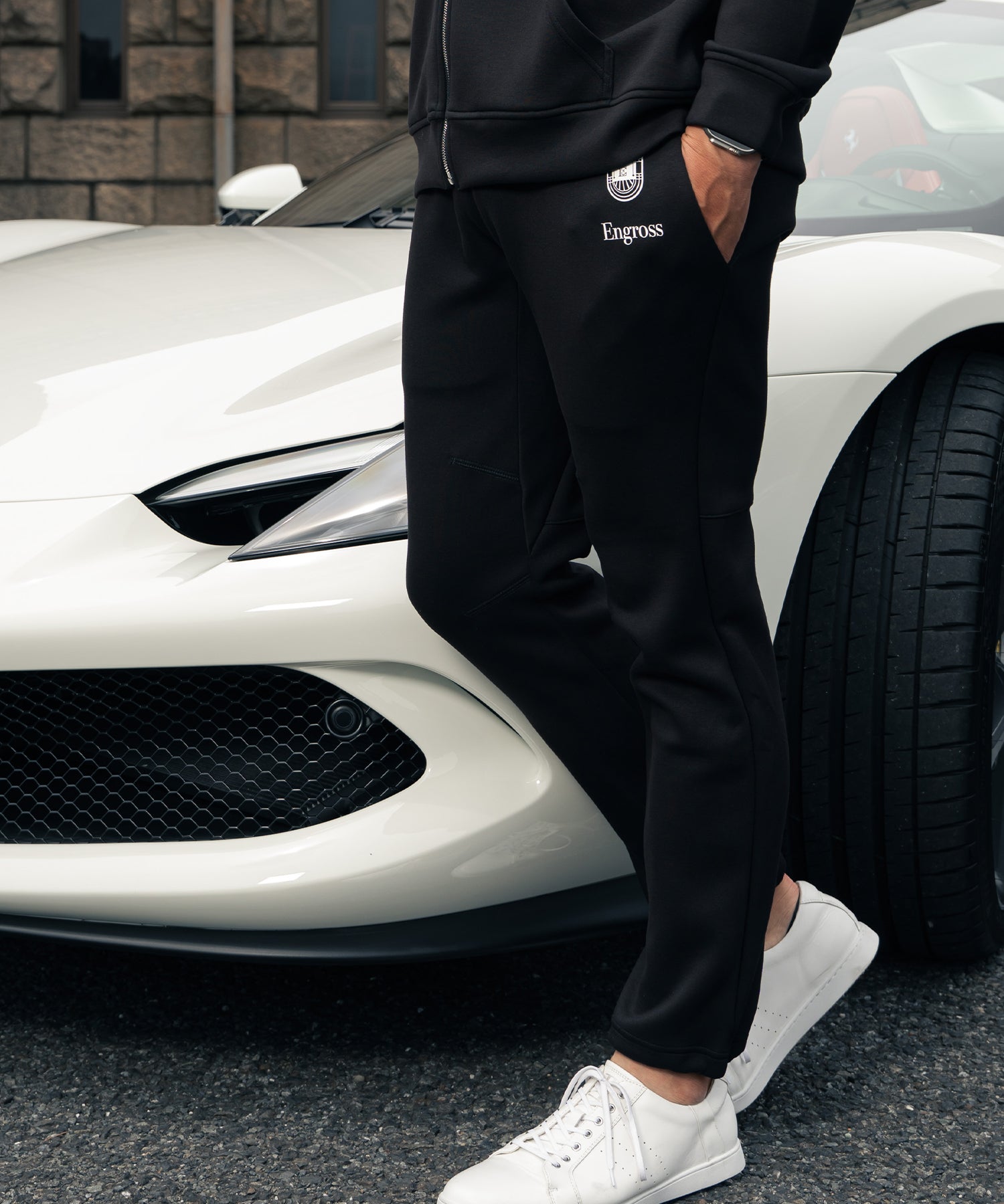 アスレジャーブランド Engross（エングロス）のMidweight Long Pants（ミッドウェイトロングパンツ）ブラック モデル着用イメージ