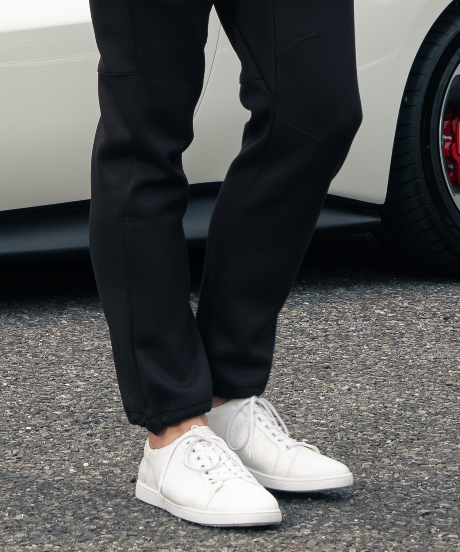アスレジャーブランド Engross（エングロス）のMidweight Long Pants（ミッドウェイトロングパンツ）ブラック モデル着用イメージ
